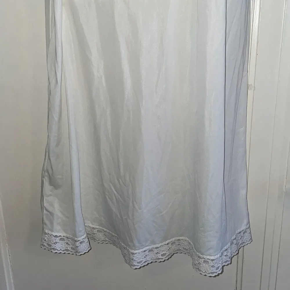 Vtg Vanity Fair white full slip with lace details - Picture 3 of 7
